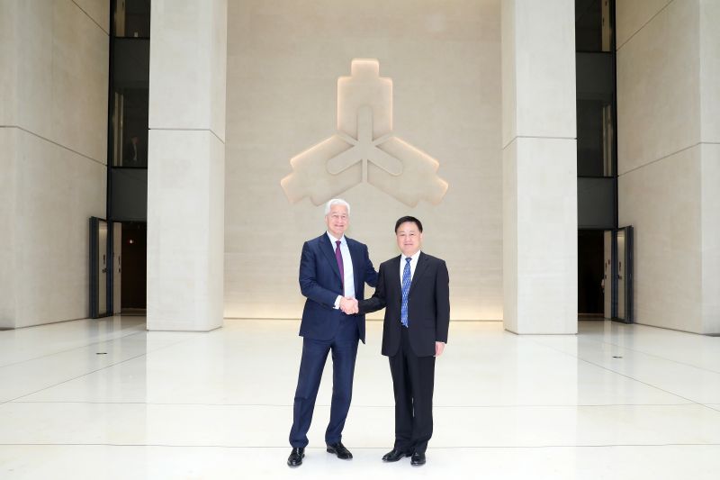 中国人民银行行长潘功胜会见摩根大通集团董事长兼首席