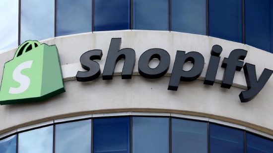 Shopify股价飙升20%，因业绩指引乐观，CFO称关税冲击“并